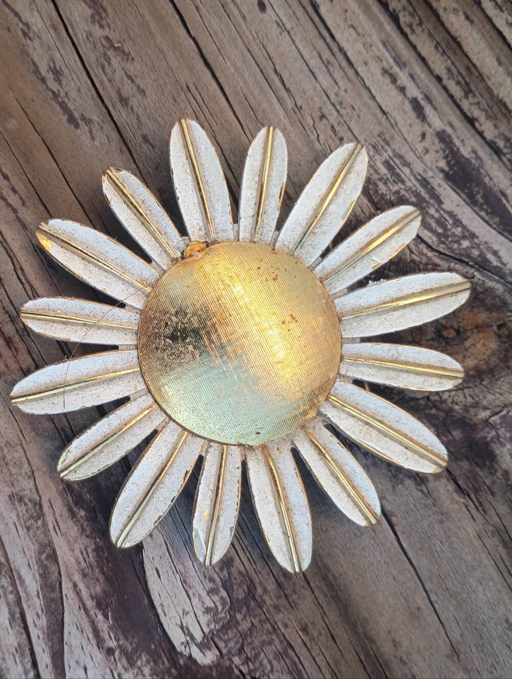 Avon Vintage Gold and White Daisy Brooch. 2.5 X2.5 Inches , Beautiful
